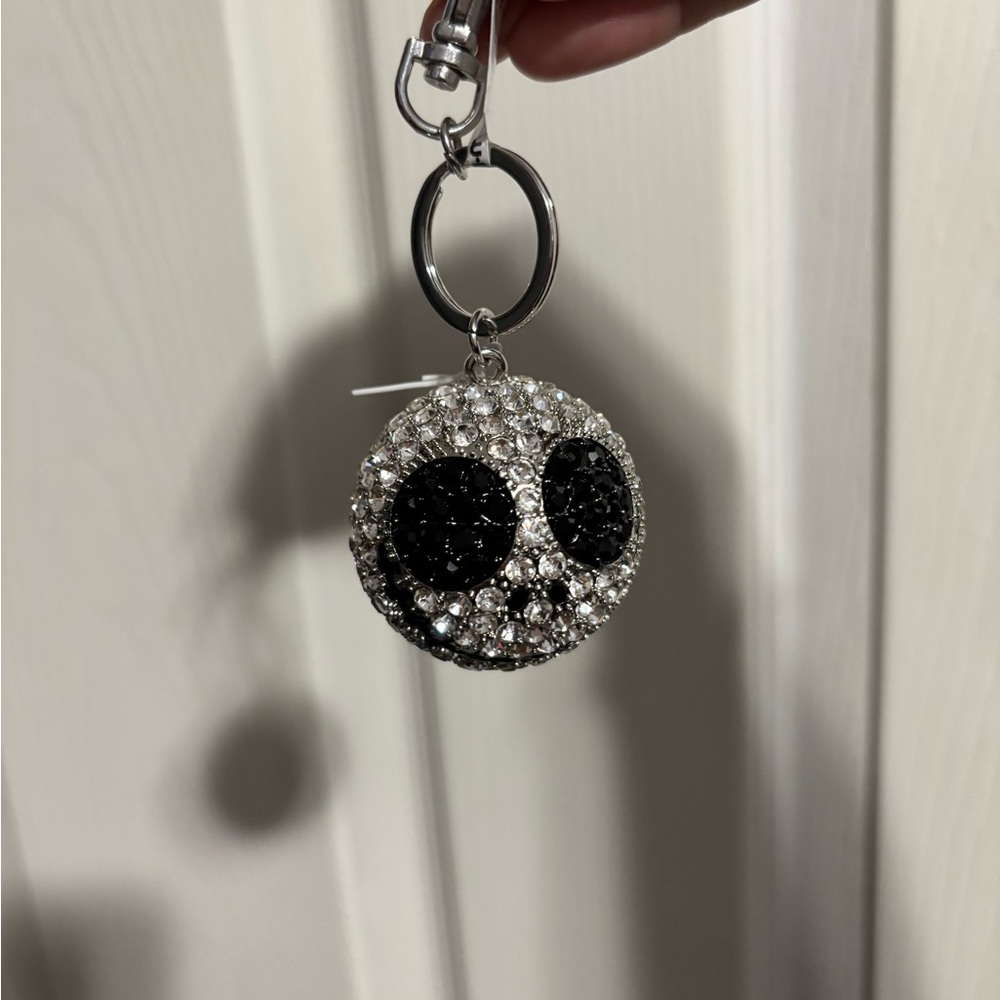 Sparkling Skull Keychain - Picture 6 of 7